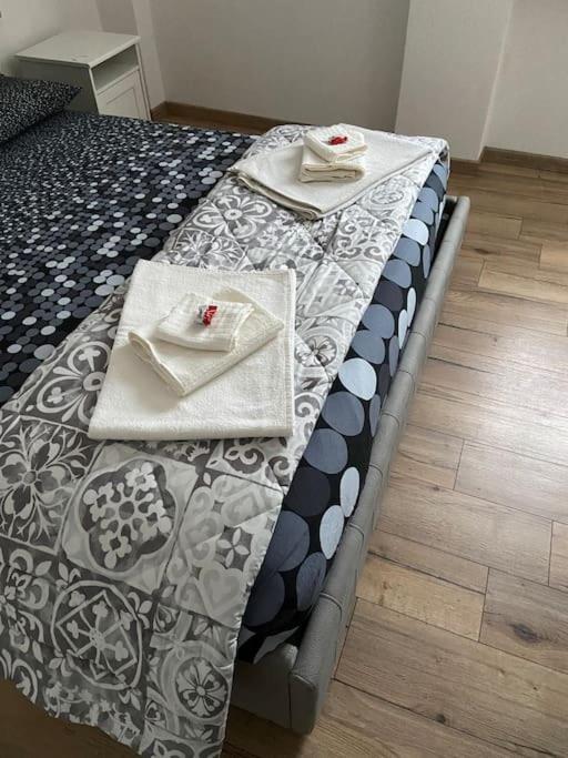 Casa Mirta Apartment แมนเดลโล เดล ลาริโอ ภายนอก รูปภาพ
